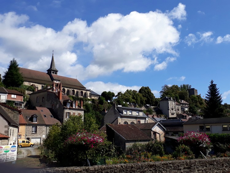 Eglise Sainte-Croix et château
