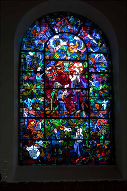 Tréhorenteuc : grand vitrail dans le choeur