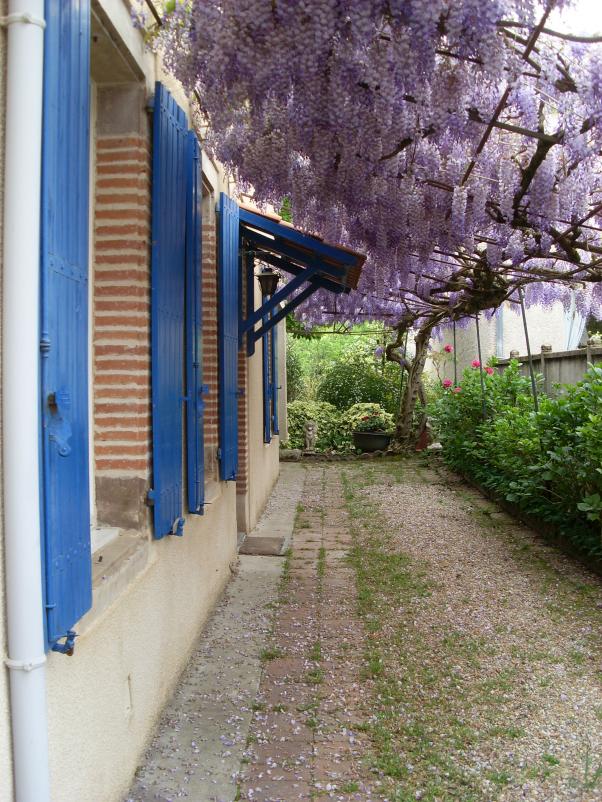 En rentrant at home à travers le parc Rochegude