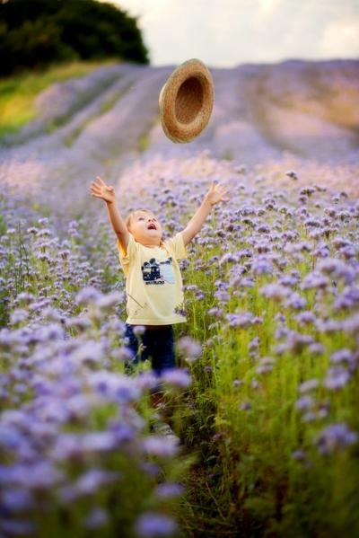 Enfants dans les fleurs