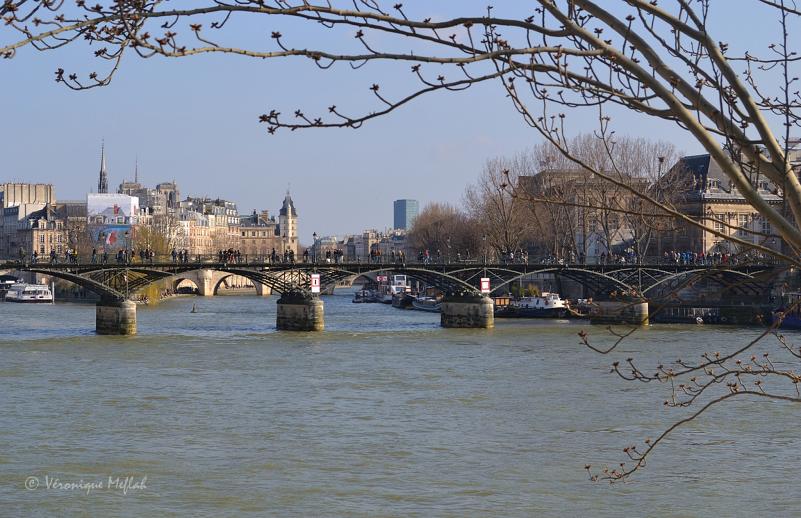 Au pont des Arts, les panneaux vitrés sont posés 