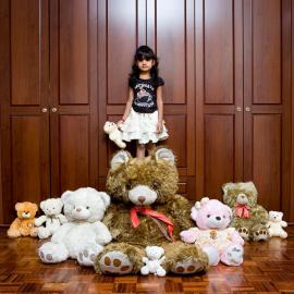 Un photographe italien parcourt le monde et photographie des enfants avec leurs jouets les plus précieux
