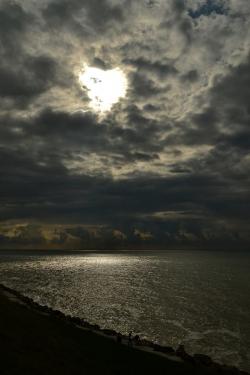 Comme un incendie sous la pierre ...