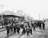Image d'immigrants en attente dans une gare