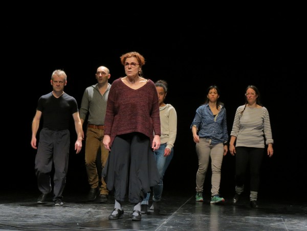 La compagnie "La Lunette-Théâtre", en résidence de création au Théâtre Gaston Bernard, a répété son futur spectacle  "Cortège(s)"