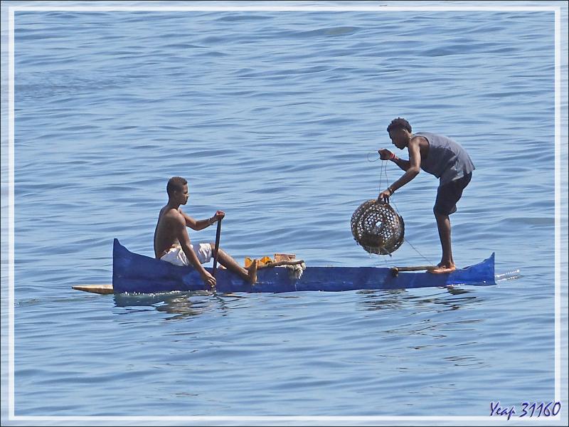 Un acrobate : Le pêcheur au casier - Nosy Be - Madagascar