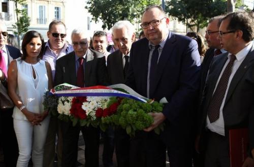 Des parlementaires algériens ont déposé une gerbe devant la plaque commémorative de la répression des manifestations nationalistes à Sétif, Guelma et Kherrata, le 8 mai 1945