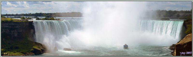 Après l'excursion en bateau, nous profitons du superbe panorama que nous avons, à partir de Niagara Parkway, sur les chutes - Niagara Falls - Ontario - Canada