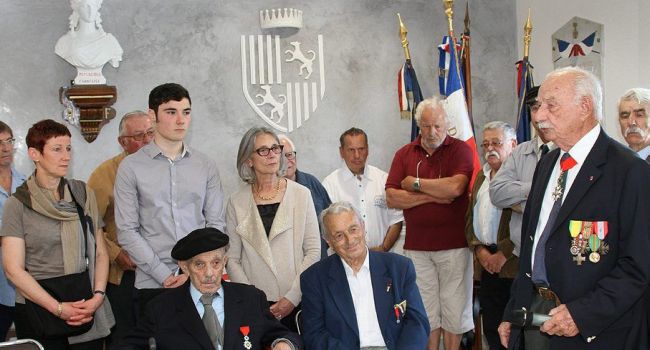 Jean Marianne, entouré de ses filles Dominique et Nathalie, de son petit-fils Antoine, écoute le discours de M. Heissat./Photo R Springinsfeld.