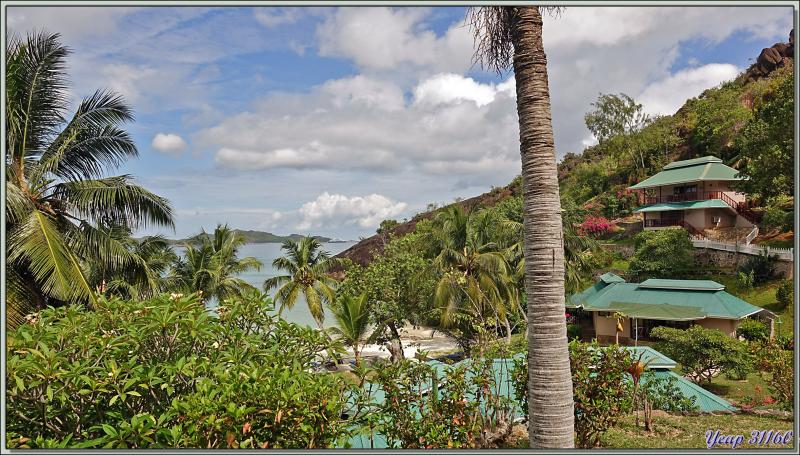 11/12/2021 : une belle journée commence avec le soleil. Départ en balade en passant par la route qui traverse la Vallée de Mai - Praslin - Seychelles 