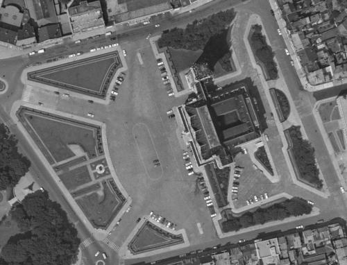 Calais - Centre-ville en 1965, l'Hôtel de Ville, avec les Bourgeois de Calais et le Monument aux Morts (remonterletemps.ign.fr)