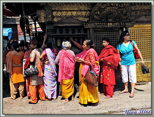 Blog de images-du-pays-des-ours : Images du Pays des Ours (et d'ailleurs ...), Dévotion au sanctuaire de Swayambhunath: même ici on fait la queue! - Katmandou - Népal