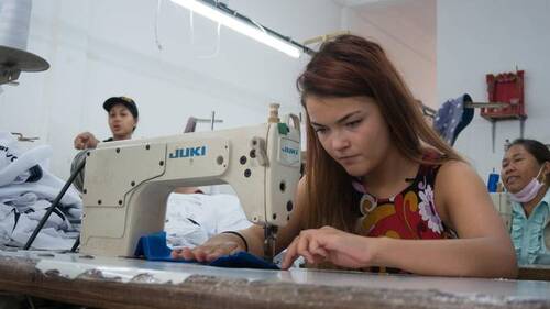 "Sweatshop" : un docu-réalité qui envoie les accros du shopping dans les usines au Cambodge
