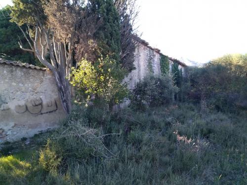 Maison abandonnée au pied de la colline, Les Alpilles