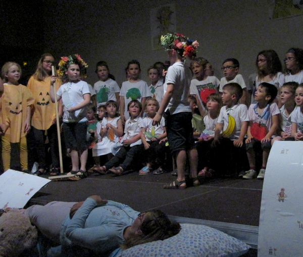 L'école Saint-Bernard a présenté son spectacle musical "J'aime pas les p'tits pois"...
