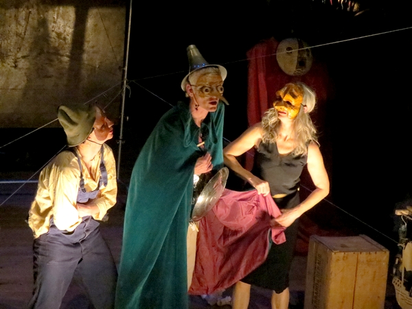 "Vivants Lézards", un spectacle vivant et ébouriffant, a éberlué les spectateurs salle Kiki de Montparnasse