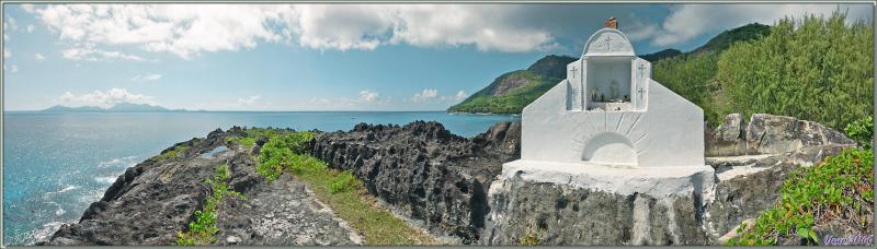 Départ pour une marche dans la forêt, impénétrable hors sentier, vers la Pointe Ramasse-tout et la plage d'Anse Cimetière - Ile Silhouette - Seychelles