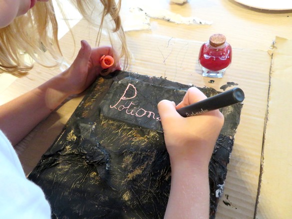 Un atelier "grimoires et potions " a ravi beaucoup de futurs jeunes "sorciers" à la médiathèque Victorine de Chastenay