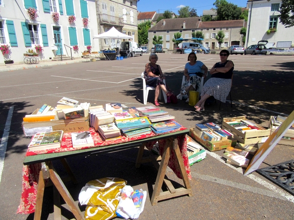 La bourse aux livres, vieux papiers, cartes postales timbres s'est tenue à  Laignes en juillet 2018