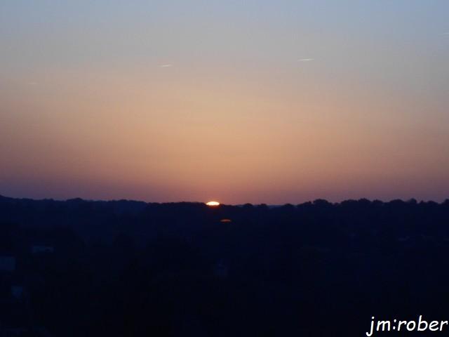 Descente ou coucher du soleil à l'horizon