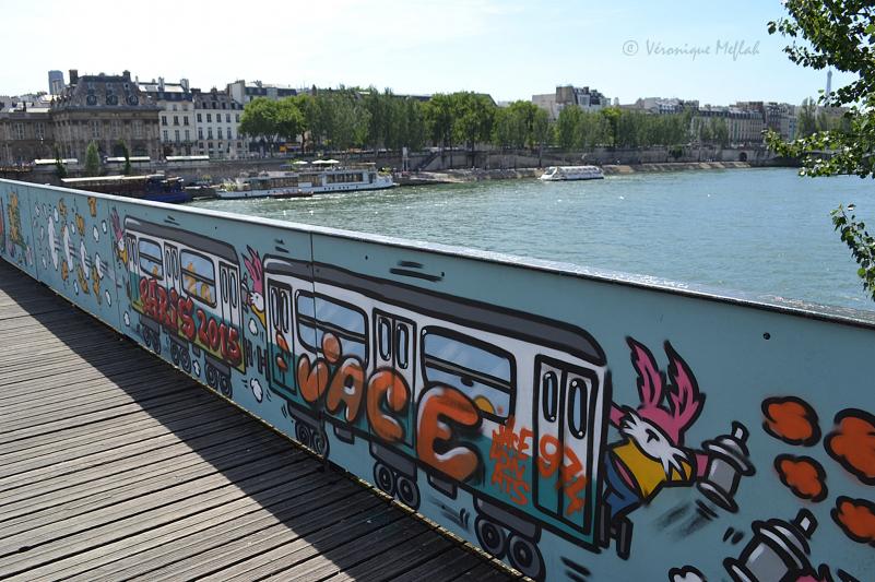 Débarrassé de ses cadenas, le pont des Arts se met au street art
