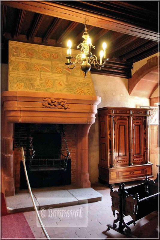 Haut Koenigsbourg Les Appartements confortables cheminée peinte