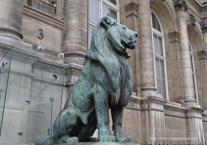 Les lions de l'Hôtel de Ville de Paris