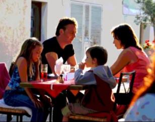 Dessin et peinture - vidéo 1638 : La famille attablée à une terrasse de café, à la peinture acrylique, petit rouleau éponge et pinceaux.