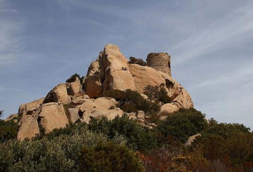 Roccapina : sa tour génoise et son lion (Corse)