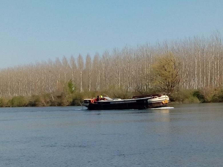 une péniche sur la Garonne