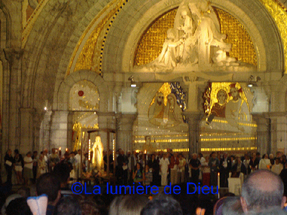 Lourdes : la procession aux flambeaux