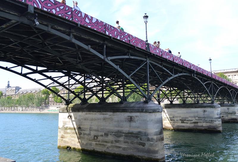 Débarrassé de ses cadenas, le pont des Arts se met au street art