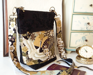 SAc tissu japonais authentique jaune, noir et or motifs floraux et grue, trois ouverture et sangle ajustable