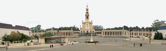 Vue panoramique de la partie nord du sanctuaire : basilique Notre-Dame-du-Rosaire, colonnade et chapelle des apparitions.