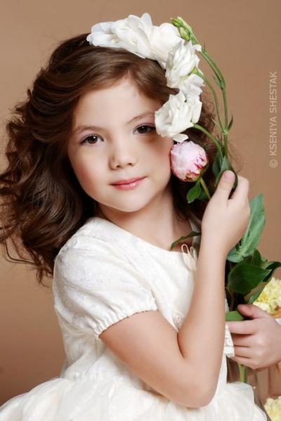 Enfants dans les fleurs