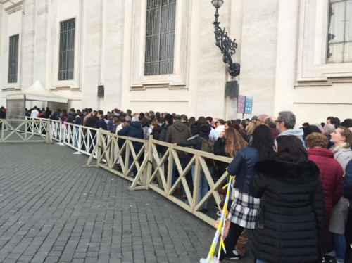 2023 01 04 Pèlerins venus saluer une dernière fois Benoit XVI à Rome (file-dattente-saint-pierre)