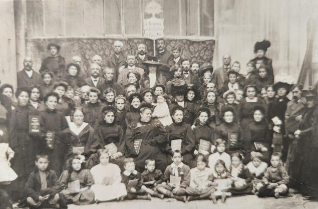 Groupe Antoiniste (année et localisation indéterminées-p-ê Salle Méan à Liège, 15 août 1910 (Archives du Temple de Retinne)