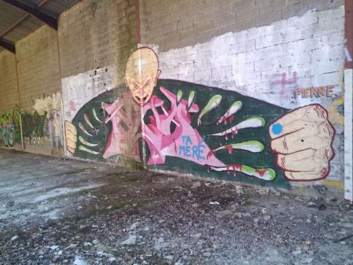 Grand hangar abandonnée arrière court d'une carrière