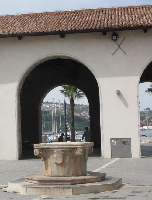 Le puits sur la place Carpaccio à Koper