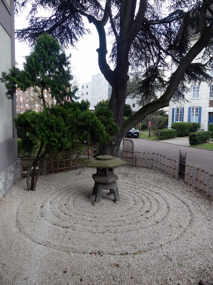 Devant la maison du Japon