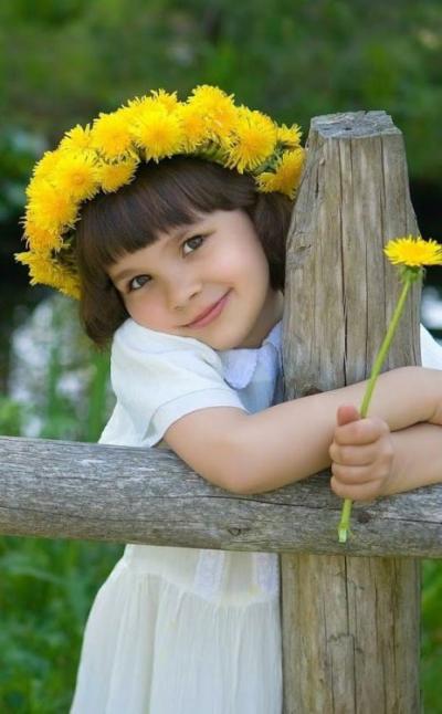 Enfants dans les fleurs