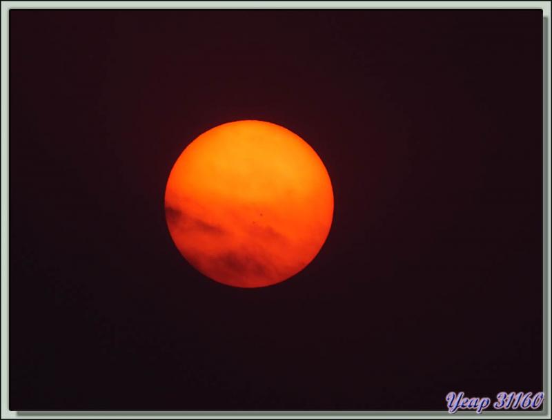Lever du soleil avec 2 taches solaires au dessus de la colline Srinagar - Tansen (Palpa) - Népal