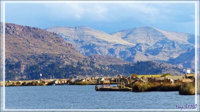 Au retour vers Puno nous traversons les îles flottantes Uros au soleil du soir - Lac Titicaca - Pérou