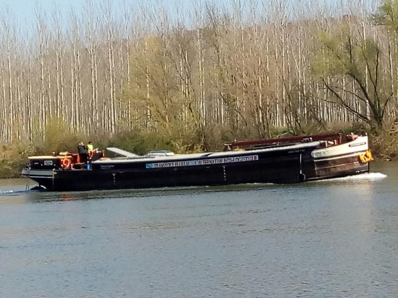 une péniche sur la Garonne