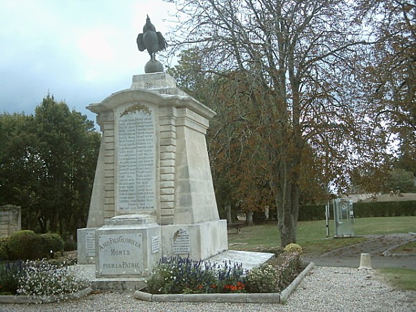 a-Sainte-Croix-du-Mont-monument-aux-morts.jpg