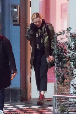 Madonna reperée à la sortie d'un studio d'enregistrement ?