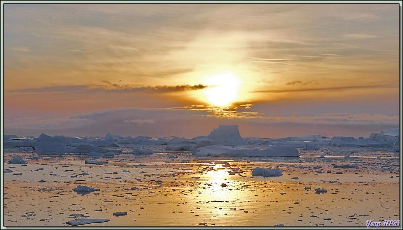 08/03/2022 : l'adieu à Booth Island avec un beau coucher de soleil et un dernier regard sur le cairn Charcot - Péninsule Antarctique