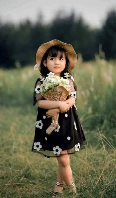 Enfants dans les fleurs
