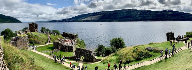 Vue panoramique d'Urqhart Castel avec à gauche la porterie, la tour Grant, une série de bâtiment avec une chapelle  (losange de pierres) la porte à la mer et, complétement à droite, le donjon, et enfin le colombier.