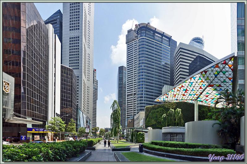 12/09/22 : après une petite pause au "Lau Pa Sat food court", la visite de Singapour se poursuit au milieu des gratte-ciel de béton, métal et verre